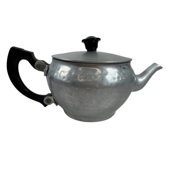 Vintage '50s N C Joseph Ltd. Stratford On Avon J106A Aluminum Hammered Teapot - Picture 2 of 10